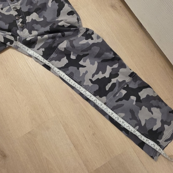 Sundance Gray Camo Grunge Casual Outdoor Reed Straight Leg Ankle Pants Size 8 - Picture 6 of 8